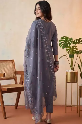 Women Floral Embroidered Regular Thread Work Kurta with Trousers & With Dupatta