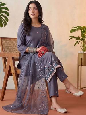 Women Floral Embroidered Regular Thread Work Kurta with Trousers & With Dupatta 4