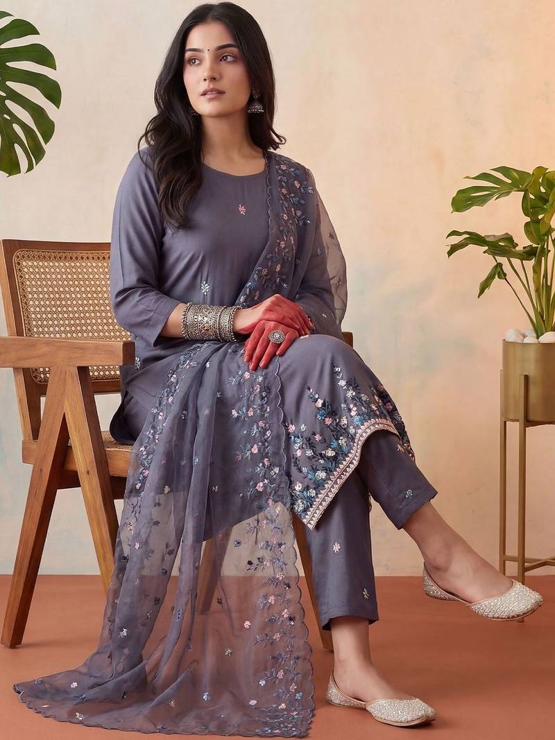 Women Floral Embroidered Regular Thread Work Kurta with Trousers & With Dupatta