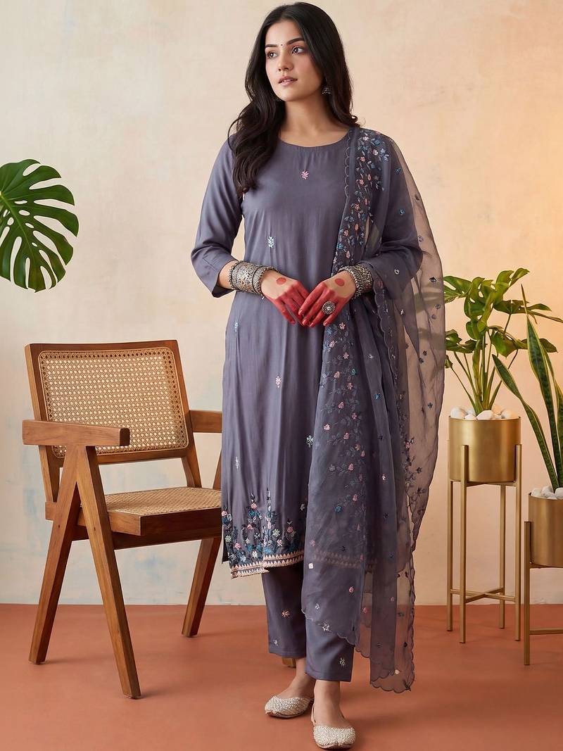 Women Floral Embroidered Regular Thread Work Kurta with Trousers & With Dupatta