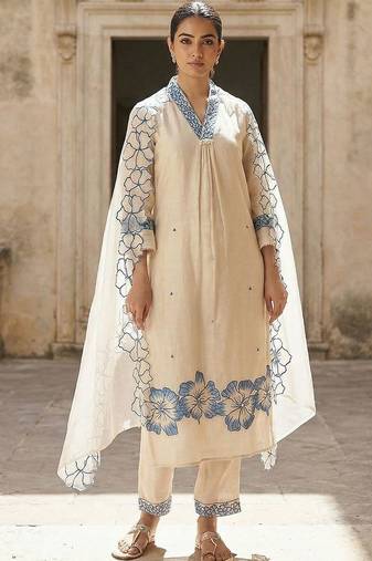 Women Floral Embroidered Regular Thread Work Kurta with Trousers & With Dupatta