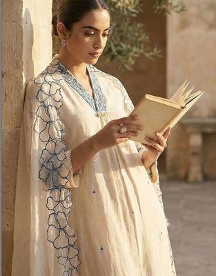 Women Floral Embroidered Regular Thread Work Kurta with Trousers & With Dupatta 2