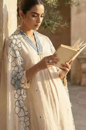 Women Floral Embroidered Regular Thread Work Kurta with Trousers & With Dupatta