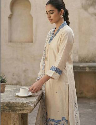 Women Floral Embroidered Regular Thread Work Kurta with Trousers & With Dupatta 4