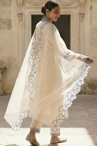 Women Floral Embroidered Regular Thread Work Kurta with Trousers & With Dupatta