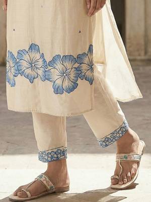 Women Floral Embroidered Regular Thread Work Kurta with Trousers & With Dupatta 7