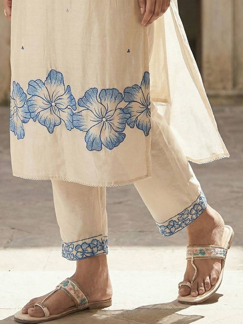 Women Floral Embroidered Regular Thread Work Kurta with Trousers & With Dupatta