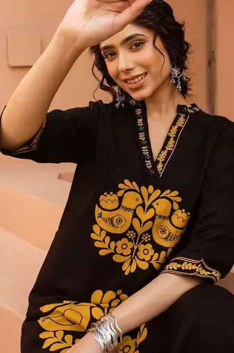 Women Ethnic Motifs Printed Regular Beads and Stones Kurta with Palazzos
