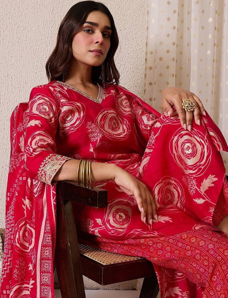 Women Floral Printed Regular Chanderi Silk Kurta with Trousers & With Dupatta