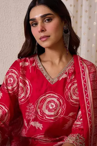 Women Floral Printed Regular Chanderi Silk Kurta with Trousers & With Dupatta