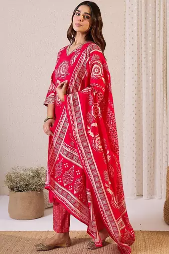 Women Floral Printed Regular Chanderi Silk Kurta with Trousers & With Dupatta