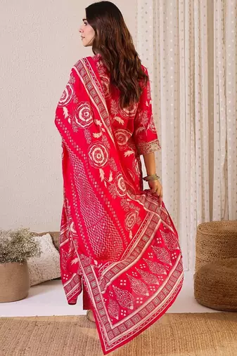 Women Floral Printed Regular Chanderi Silk Kurta with Trousers & With Dupatta