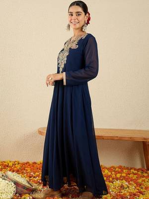 Women Ethnic Motifs Embroidered Panelled Thread Work Kurta with Trousers 3