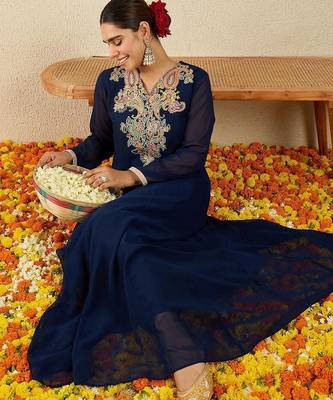 Women Ethnic Motifs Embroidered Panelled Thread Work Kurta with Trousers 6