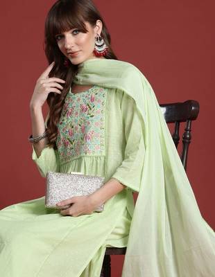 Women Floral Embroidered Regular Thread Work Pure Cotton Kurta with Trousers & With Dupatta 2