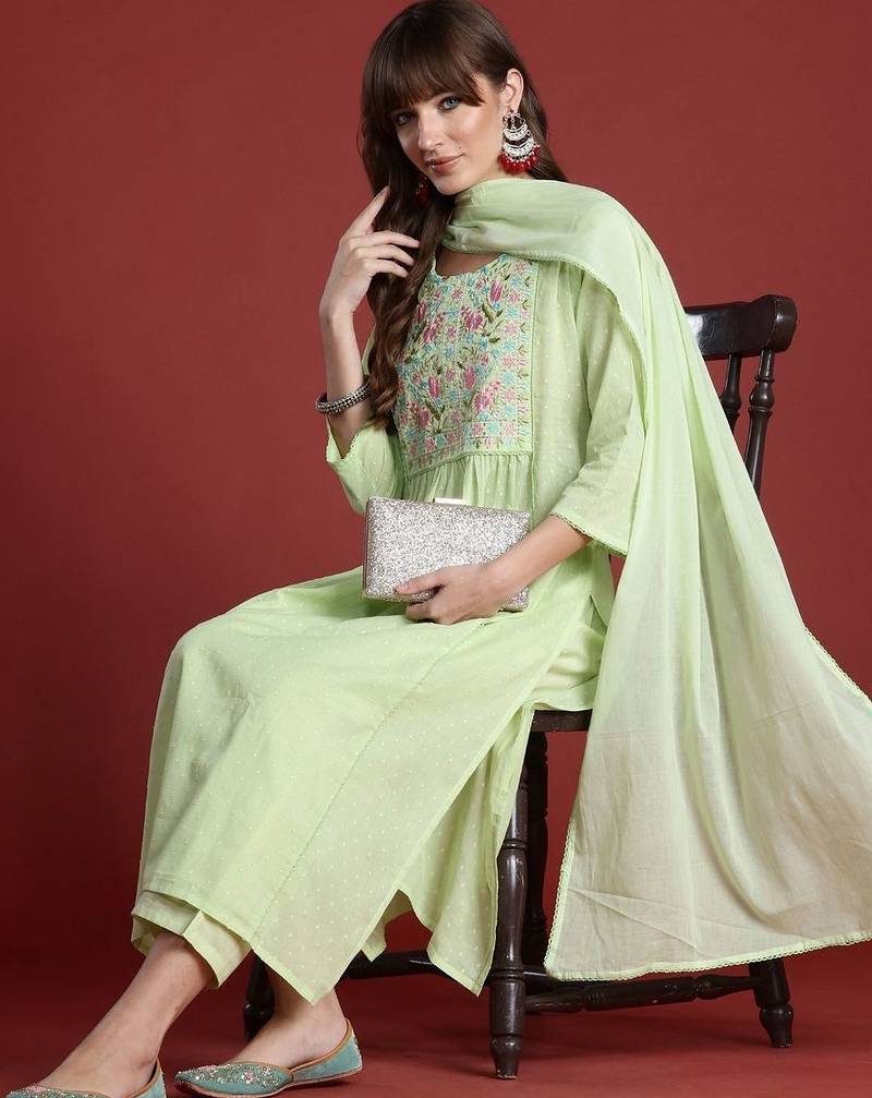 Women Floral Embroidered Regular Thread Work Pure Cotton Kurta with Trousers & With Dupatta