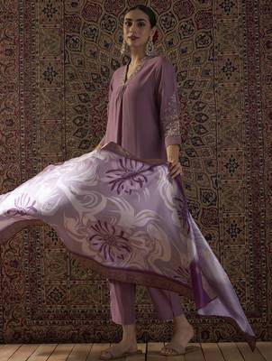 Floral Embroidered Thread Work Straight Kurta With Trousers & Dupatta 1