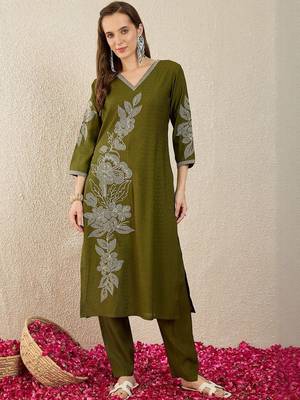 Floral Embroidered Thread Work Straight Kurta With Trousers 1