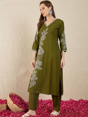 Floral Embroidered Thread Work Straight Kurta With Trousers 2