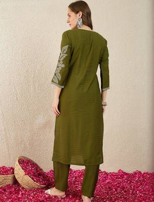 Floral Embroidered Thread Work Straight Kurta With Trousers 3