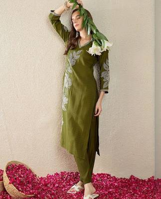 Floral Embroidered Thread Work Straight Kurta With Trousers 4
