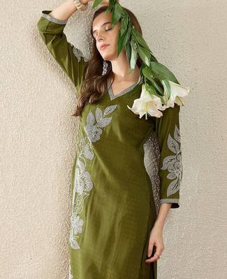 Floral Embroidered Thread Work Straight Kurta With Trousers 5
