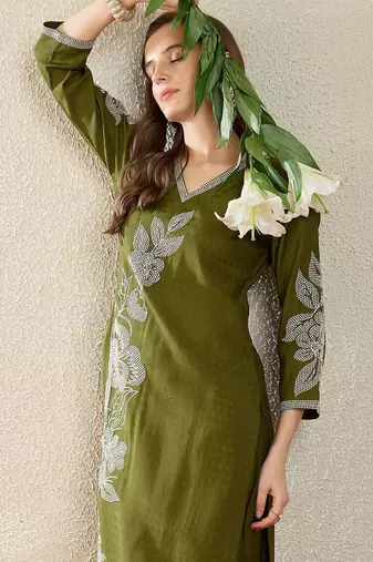 Floral Embroidered Thread Work Straight Kurta With Trousers