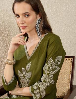 Floral Embroidered Thread Work Straight Kurta With Trousers 6
