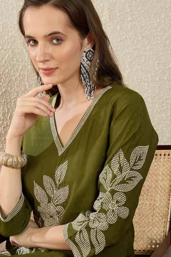 Floral Embroidered Thread Work Straight Kurta With Trousers