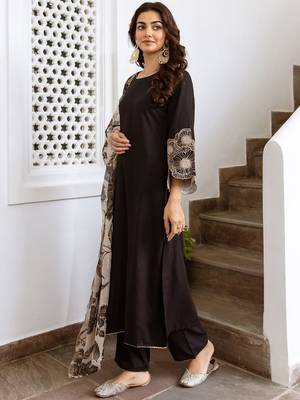 Women Regular Kurta with Trousers & With Dupatta 5