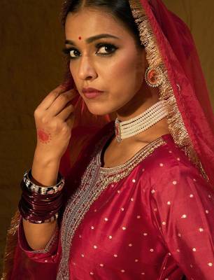 Red Embroidered Chanderi Silk Straight Zari Kurta With Trousers & Dupatta 2