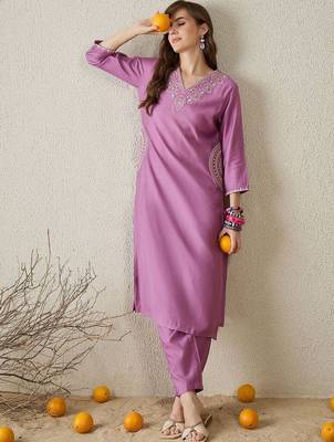 Women Ethnic Motifs Embroidered Regular Thread Work Kurta with Trousers 1