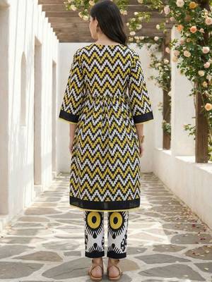 Women Printed Regular Pure Cotton Kurta with Trousers 5