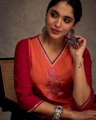 Women Floral Embroidered Regular Thread Work Kurta with Trousers 2