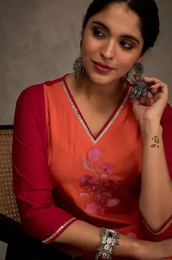 Women Floral Embroidered Regular Thread Work Kurta with Trousers