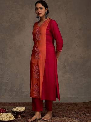 Women Floral Embroidered Regular Thread Work Kurta with Trousers 3