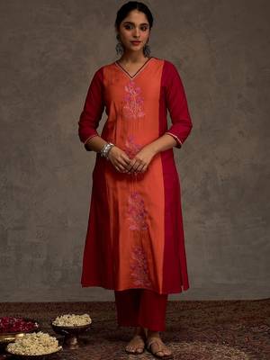Women Floral Embroidered Regular Thread Work Kurta with Trousers 4