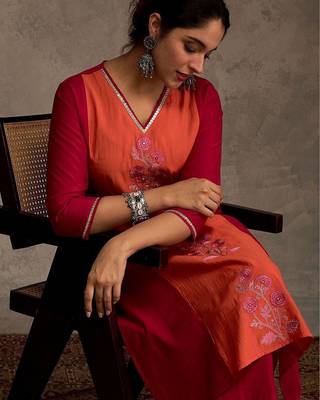 Women Floral Embroidered Regular Thread Work Kurta with Trousers 6