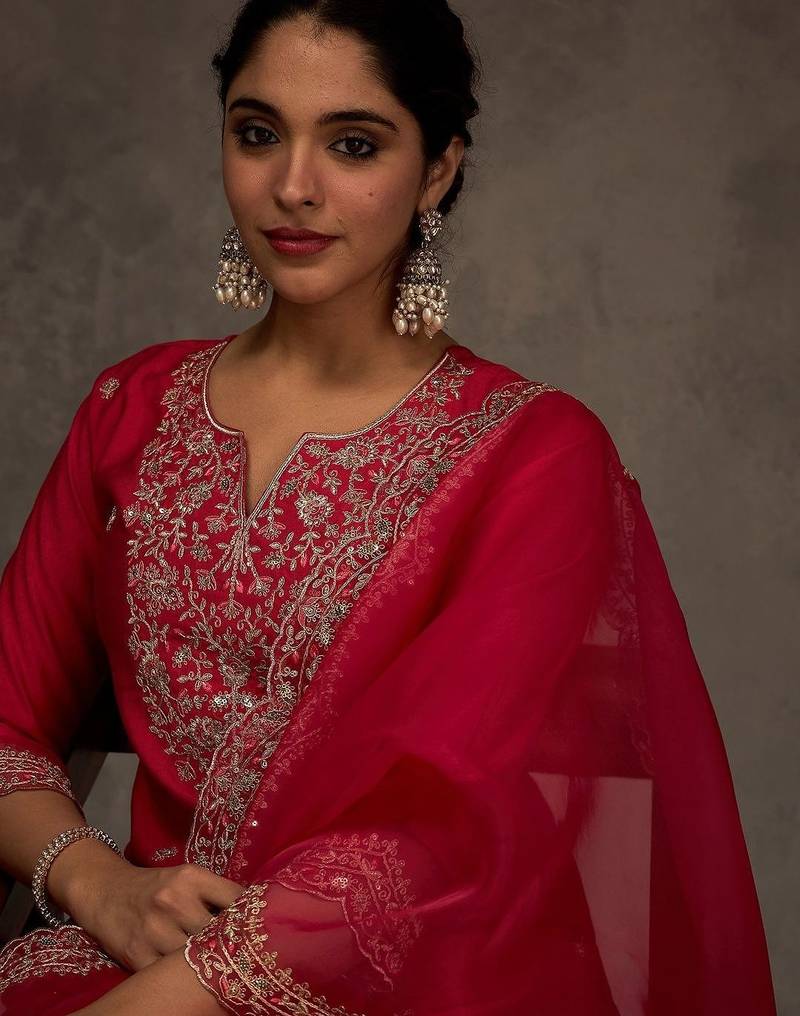 Women Ethnic Motifs Embroidered Regular Thread Work Liva Kurta with Trousers & With Dupatta