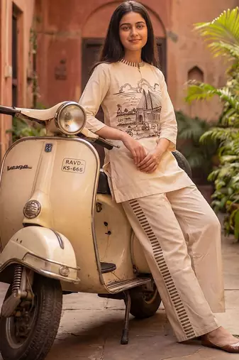 Women Ethnic Motifs Printed Regular Kurti with Trousers