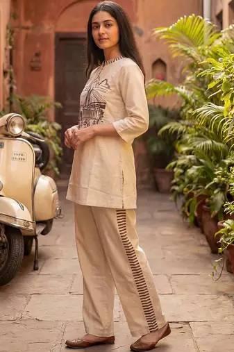 Women Ethnic Motifs Printed Regular Kurti with Trousers
