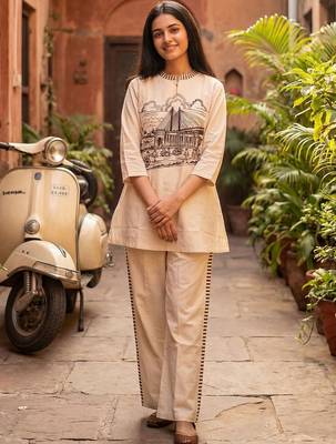 Women Ethnic Motifs Printed Regular Kurti with Trousers 5