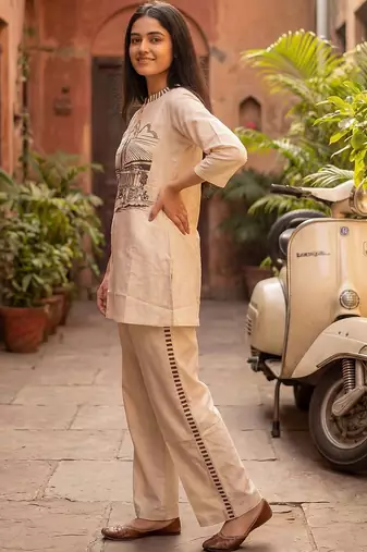Women Ethnic Motifs Printed Regular Kurti with Trousers