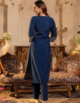 Women Ethnic Motifs Embroidered Regular Thread Work Kurta with Trousers 3