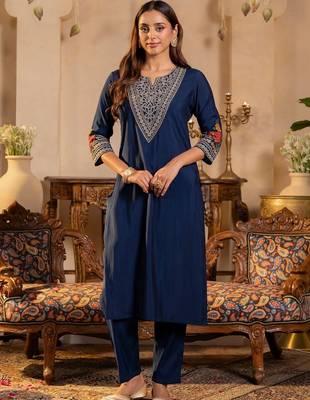 Women Ethnic Motifs Embroidered Regular Thread Work Kurta with Trousers 5