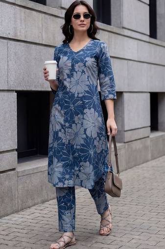 Women Floral Printed Regular  Cotton Kurta with Trousers