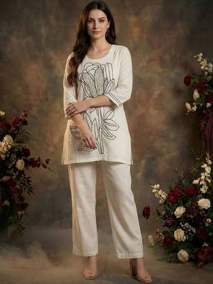 Women Ethnic Motifs Embroidered Regular Thread Work Pure Cotton Kurta with Trousers 1