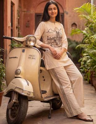 Women Printed Regular Kurti with Trousers 2