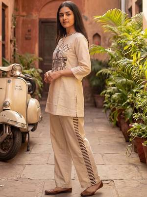 Women Printed Regular Kurti with Trousers 3