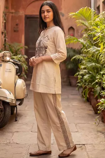 Women Printed Regular Kurti with Trousers